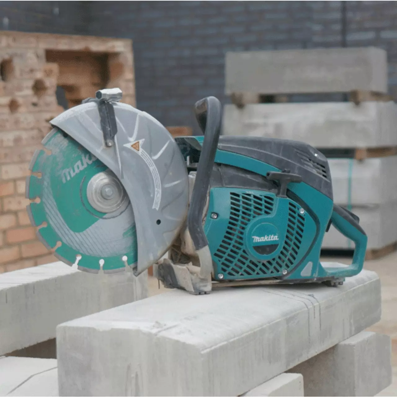 Makita EK6100 305mm 2-Stroke Petrol Disc Cutter With 4x Diamond Blades, 5x Metal Cutting Disc & 2x Safety Kits 4 Makita EK6100 305mm 2-Stroke Petrol Disc Cutter With 4x Diamond Blades, 5x Metal Cutting Disc & 2x Safety Kits - Image 4