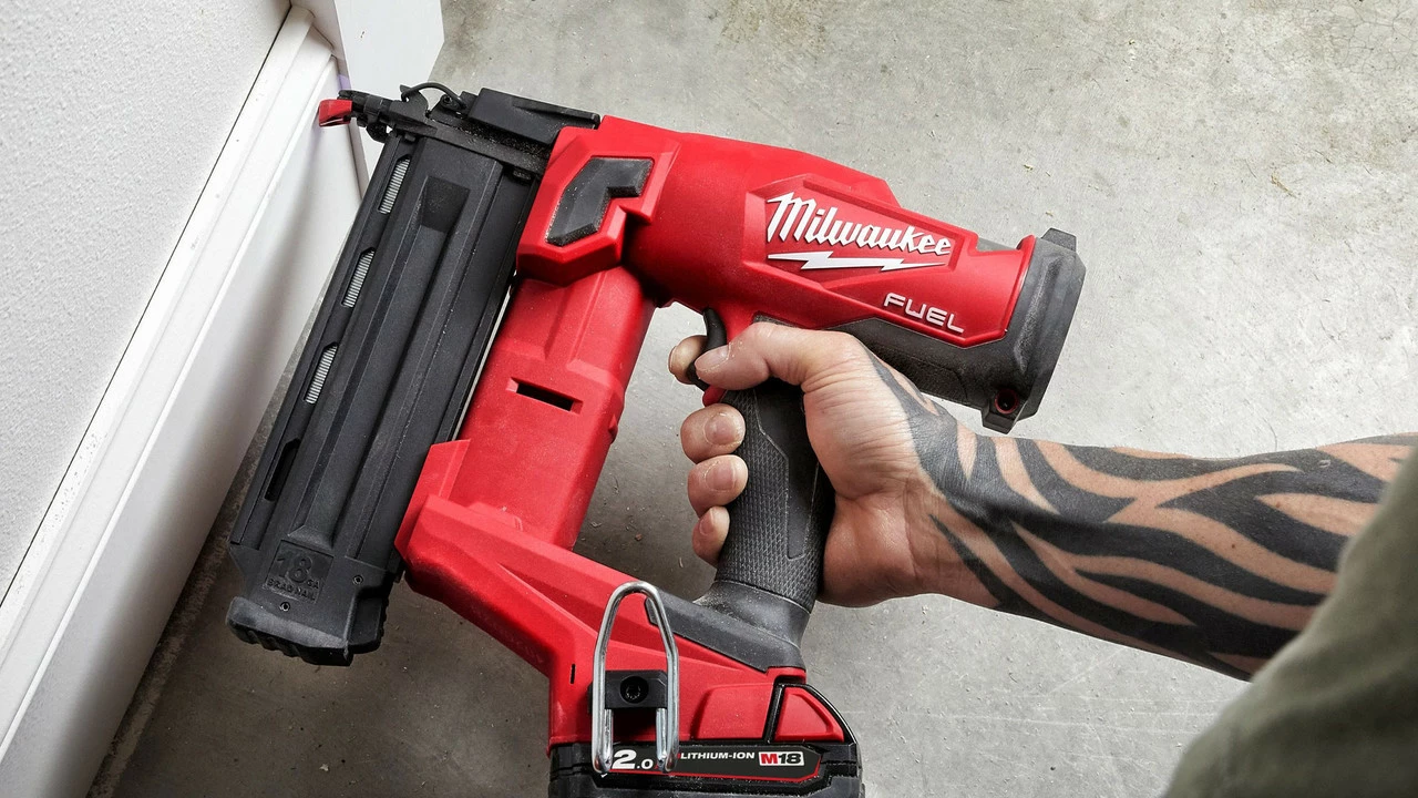 Milwaukee M18 FN18GS-201X 18V Fuel Straight Second Fix Nail Gun With 1x 2.0Ah Battery 13 Milwaukee M18 FN18GS-201X 18V Fuel Straight Second Fix Nail Gun With 1x 2.0Ah Battery - Image 13