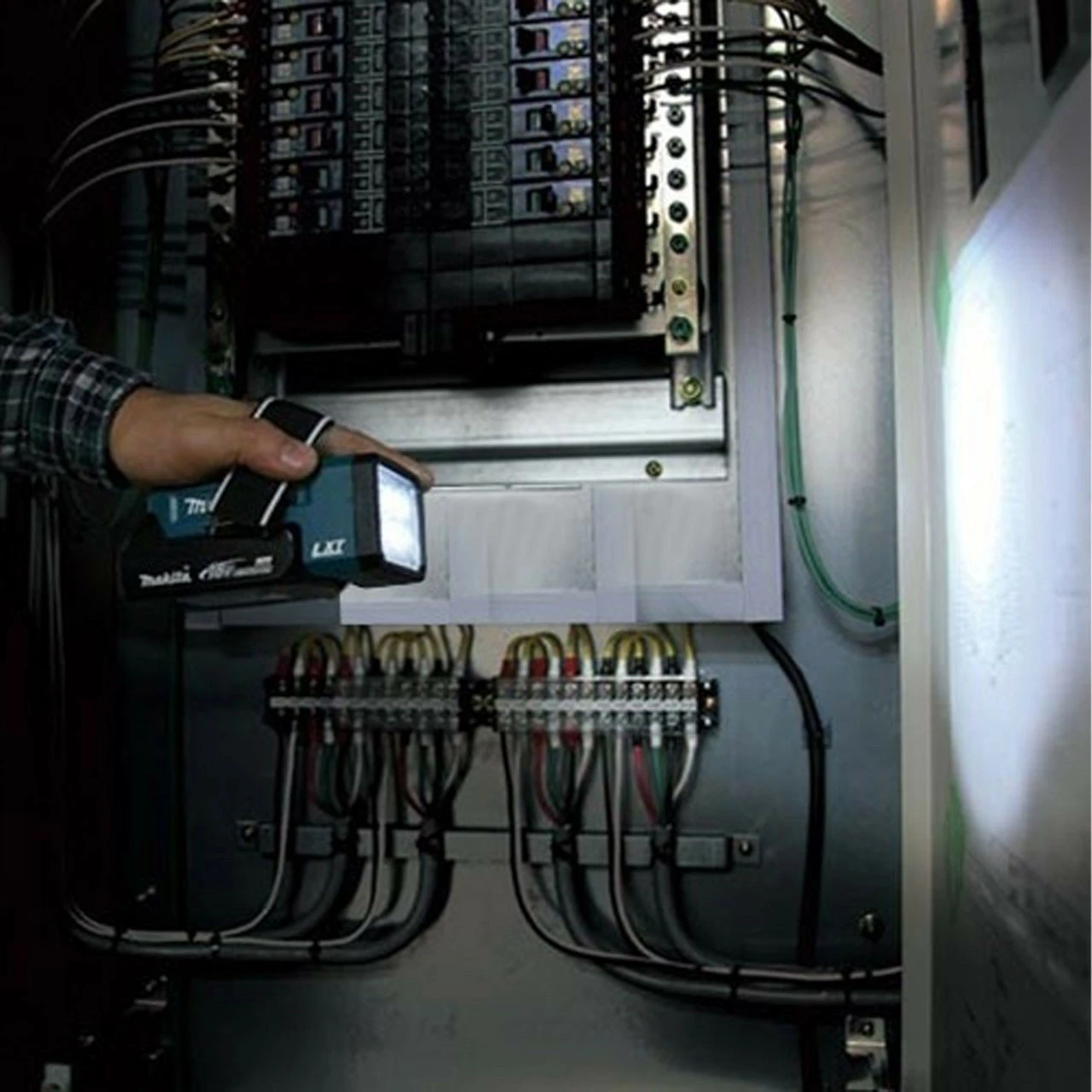 Makita DML186 18V LED Li-Ion Flashlight (Body Only) 5 Makita DML186 18V LED Li-Ion Flashlight (Body Only) - Image 5