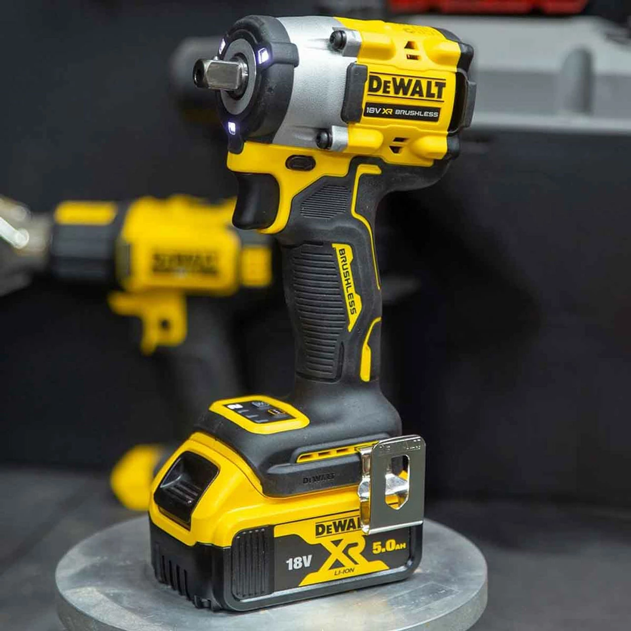 DeWalt DCF922P2T 18V XR Brushless 1/2" Detent Pin Compact Impact Wrench With 2x 5.0Ah Batteries 5 DeWalt DCF922P2T 18V XR Brushless 1/2" Detent Pin Compact Impact Wrench With 2x 5.0Ah Batteries - Image 5