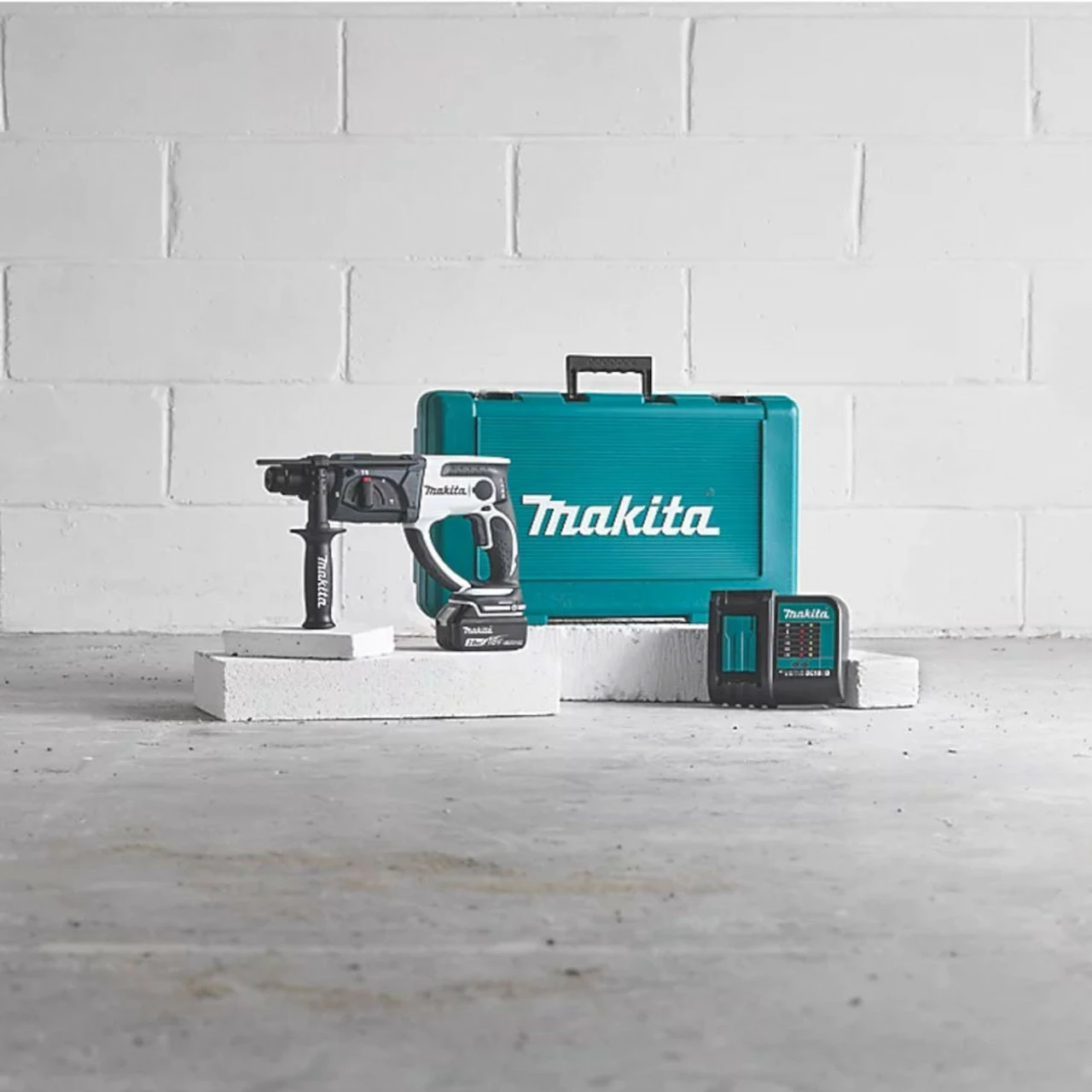 Makita DHR202SFW 18V LXT Cordless SDS+ Rotary Hammer With 1x 3.0Ah Battery 4 Makita DHR202SFW 18V LXT Cordless SDS+ Rotary Hammer With 1x 3.0Ah Battery - Image 4