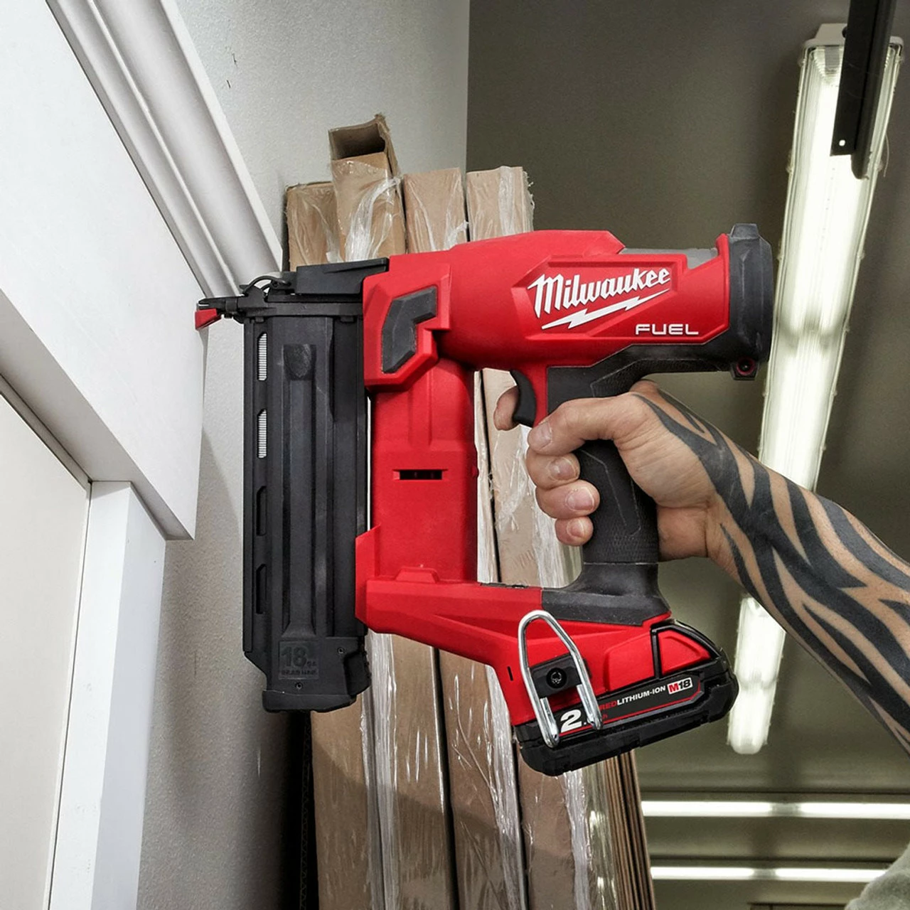 Milwaukee M18 FN18GS-402X 18V Fuel Straight Second Fix Nail Gun With 2x 4.0Ah Batteries 12 Milwaukee M18 FN18GS-402X 18V Fuel Straight Second Fix Nail Gun With 2x 4.0Ah Batteries - Image 12