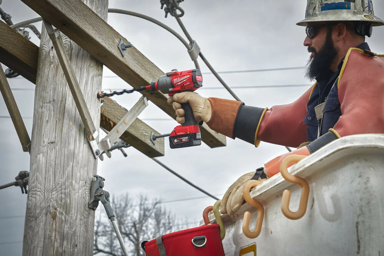 Milwaukee M18 ONEFHIWH716-502X 18V FUEL™ 7/16″ High Torque Impact Wrench With 2x 5.0Ah Batteries 7 Milwaukee M18 ONEFHIWH716-502X 18V FUEL™ 7/16″ High Torque Impact Wrench With 2x 5.0Ah Batteries - Image 7