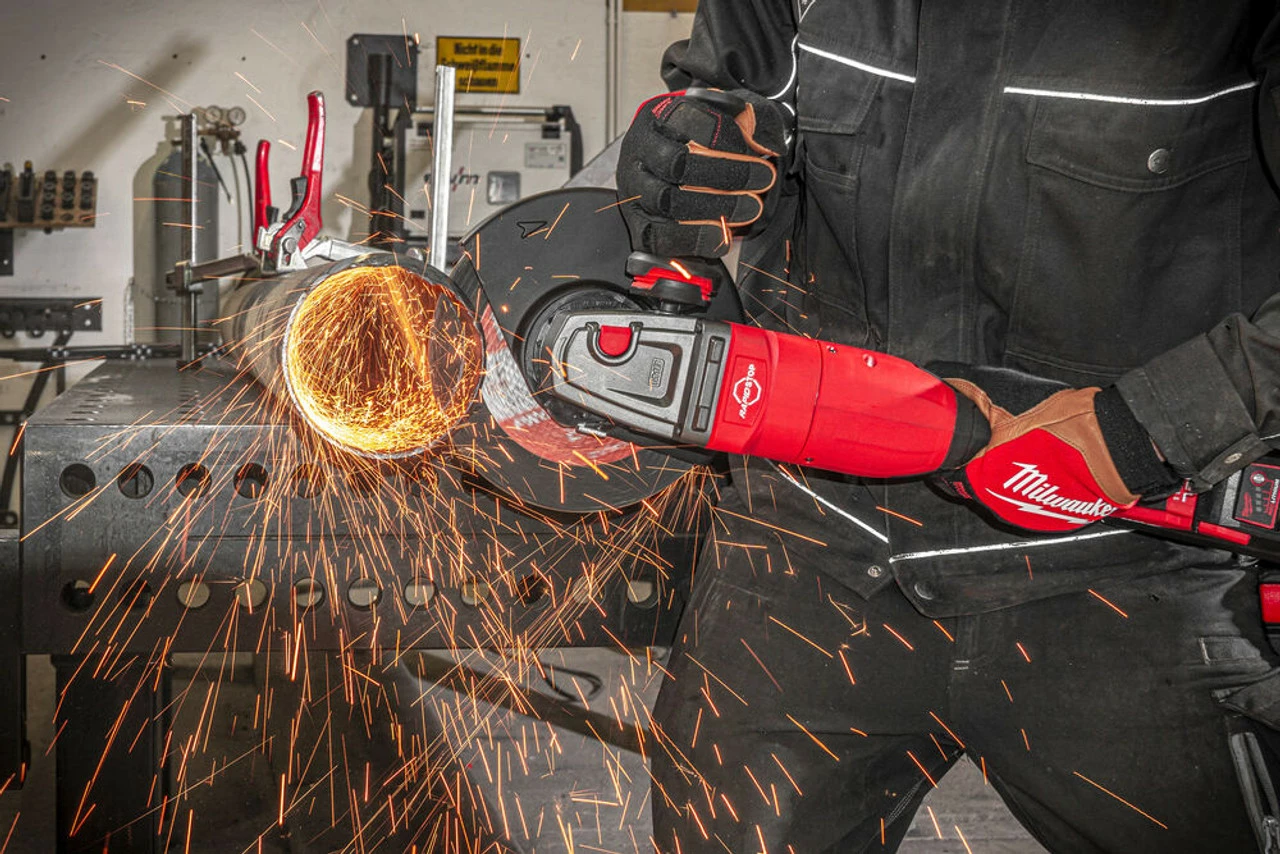 Milwaukee M18 ONEFLAG230XPDB-0C FUEL™ ONE-KEY™ 18V BL 230mm Braking Angle Grinder With Paddle Switch In A Case (Body Only) 24 Milwaukee M18 ONEFLAG230XPDB-0C FUEL™ ONE-KEY™ 18V BL 230mm Braking Angle Grinder With Paddle Switch In A Case (Body Only) - Image 24